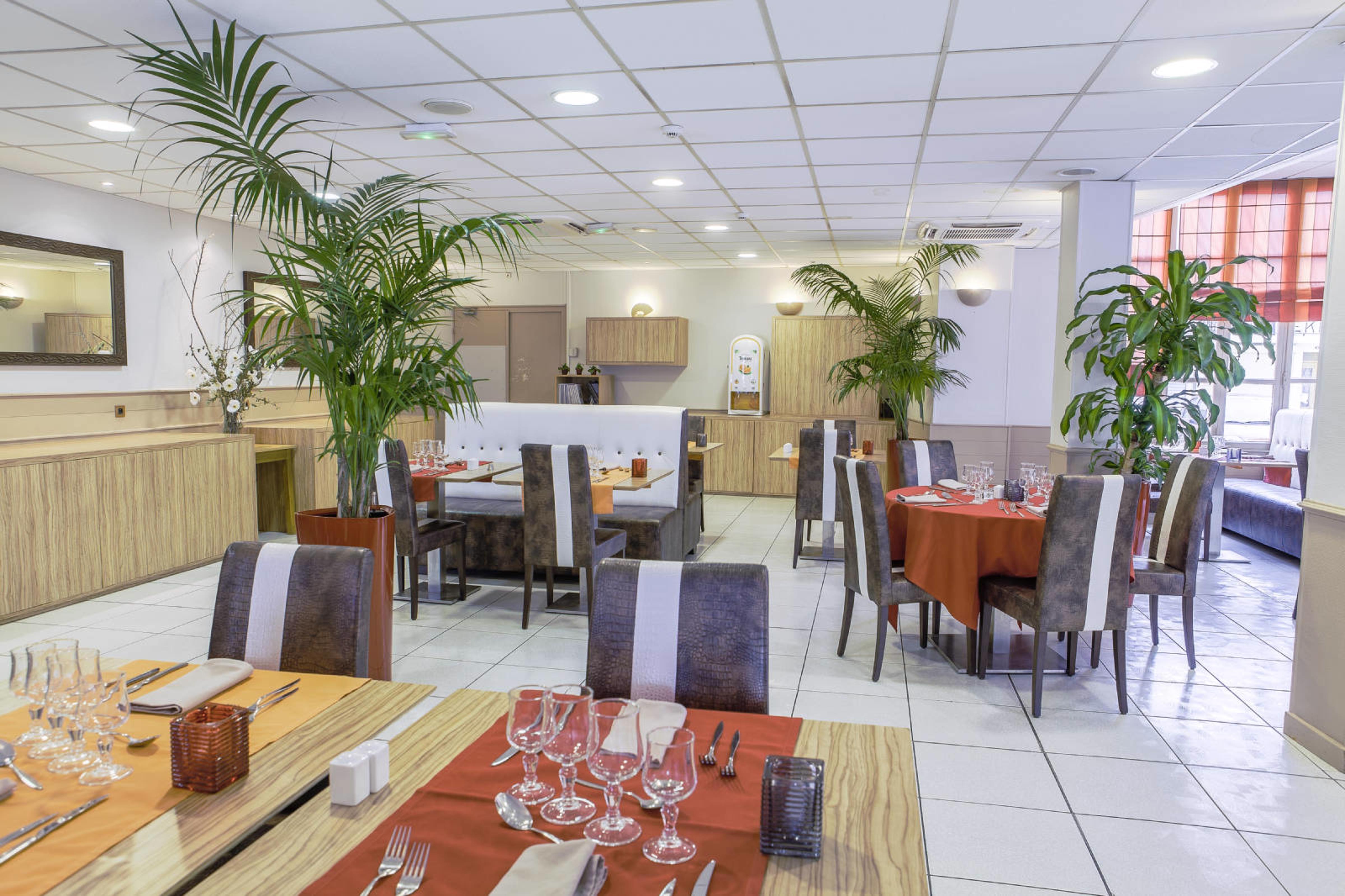 Kyriad Orange Centre - & Restaurant - La Galerie D'art Des Princes - Provence Alpes Cote D'azur - France - Proche A7-a9 - Exit21- Chateauneuf-du-pape Avignon Bollene Nimes