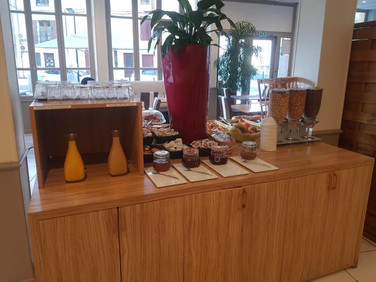 Hotel Kyriad Orange Centre - & Restaurant - La Galerie D'art Des Princes - Provence Alpes Cote D'azur - France - Proche A7-a9 - Exit21- Chateauneuf-du-pape Avignon Bollene Nimes Orange (Vaucluse)