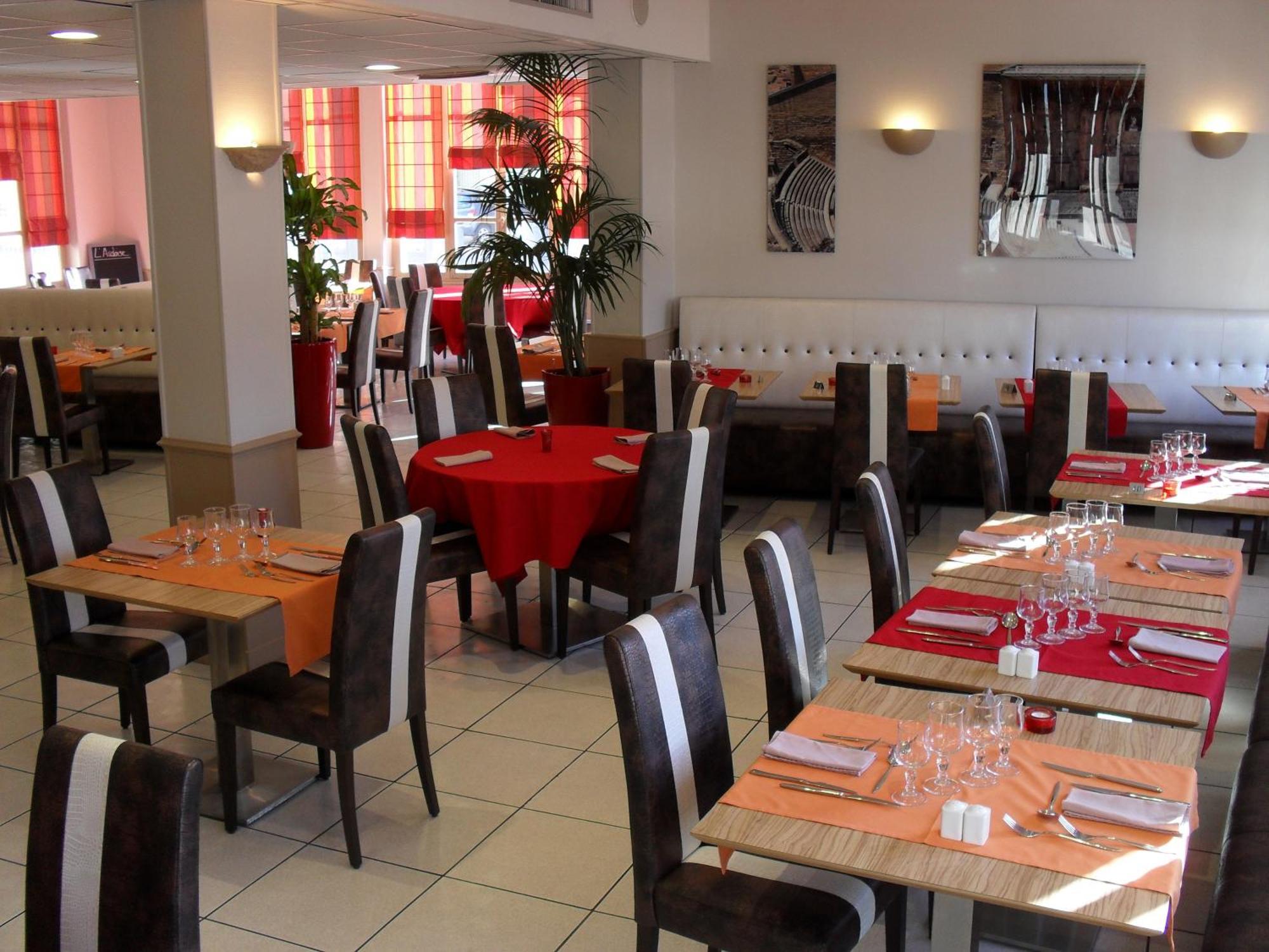 Kyriad Orange Centre - & Restaurant - La Galerie D'art Des Princes - Provence Alpes Cote D'azur - France - Proche A7-a9 - Exit21- Chateauneuf-du-pape Avignon Bollene Nimes