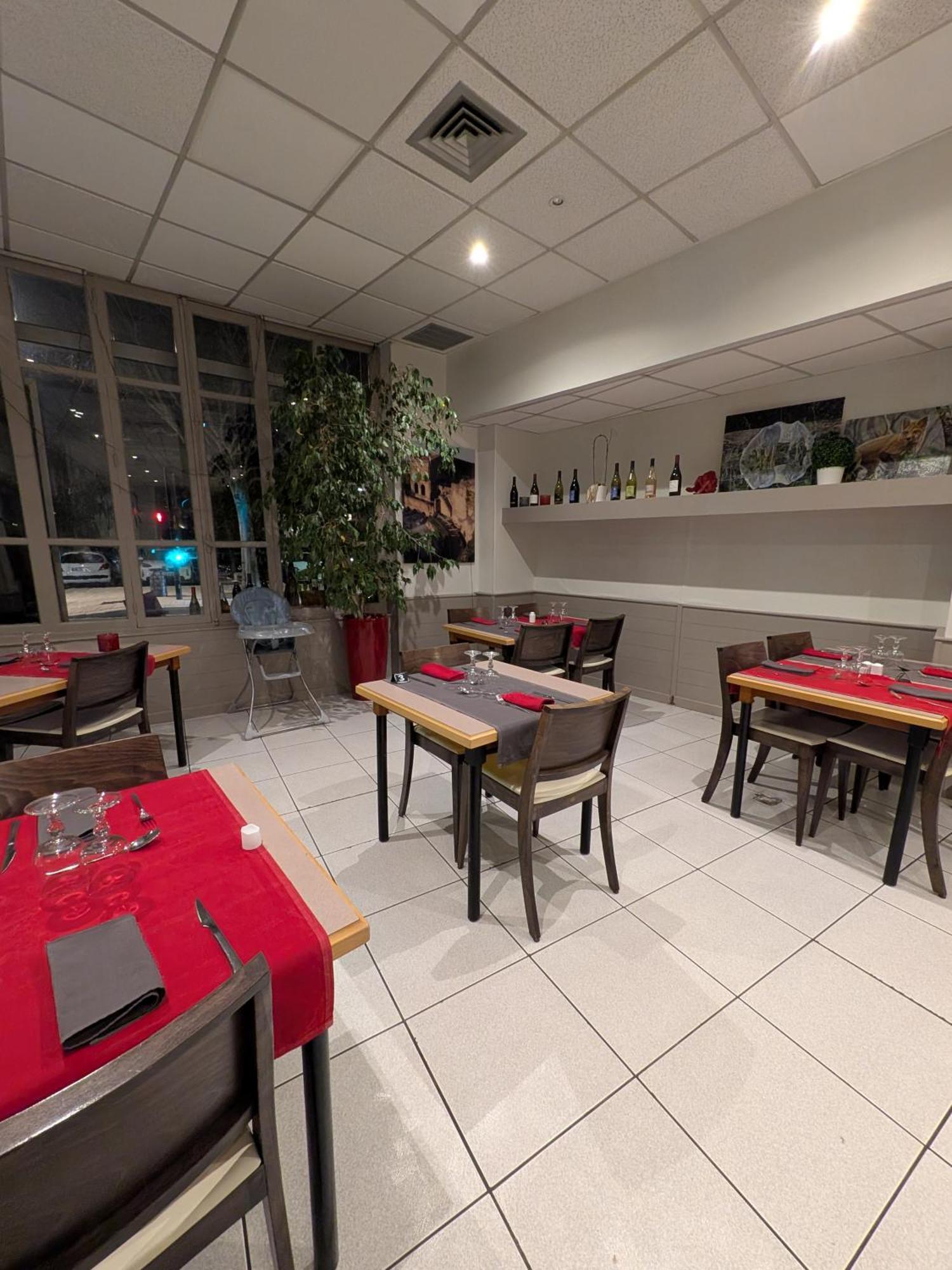 Hotel Kyriad Orange Centre - & Restaurant - La Galerie D'art Des Princes - Provence Alpes Cote D'azur - France - Proche A7-a9 - Exit21- Chateauneuf-du-pape Avignon Bollene Nimes 3*